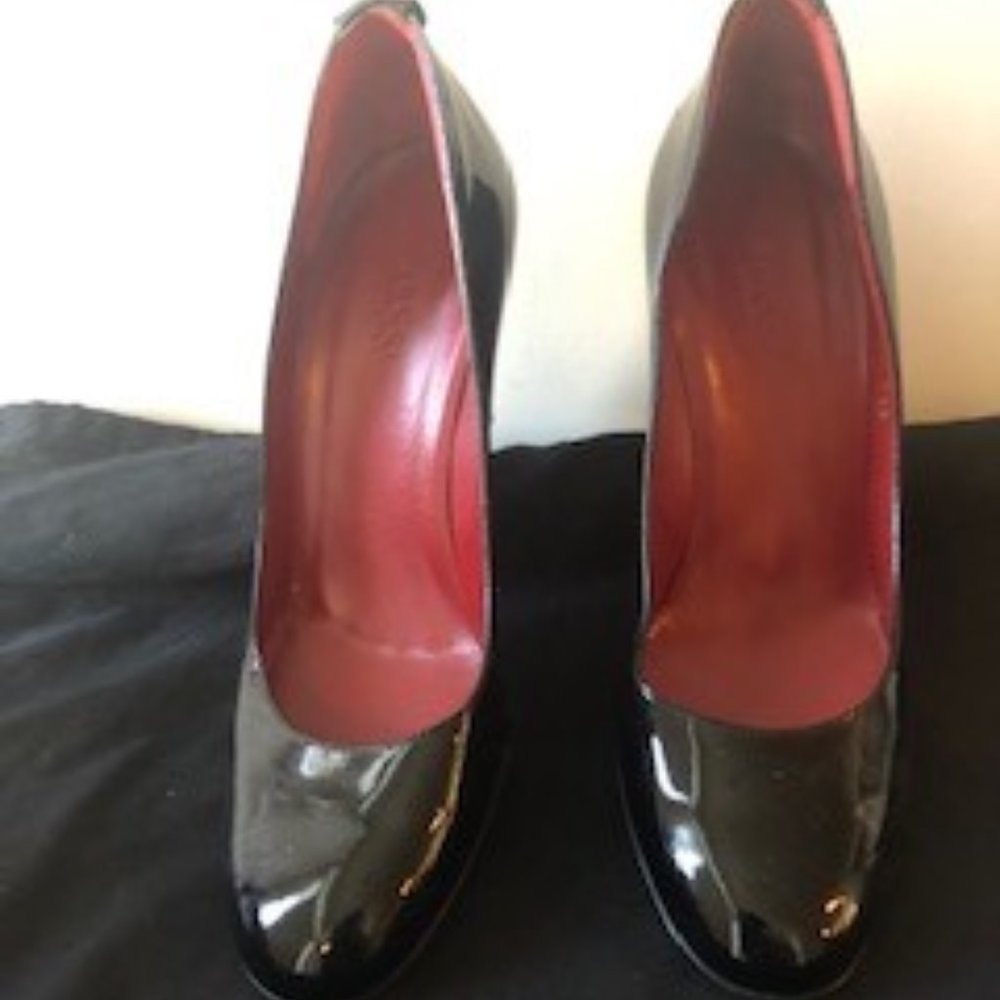 Gucci black patent leather round-toe wedges